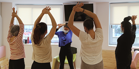 Yoga oncológico como terapia complementaria para pacientes con cáncer